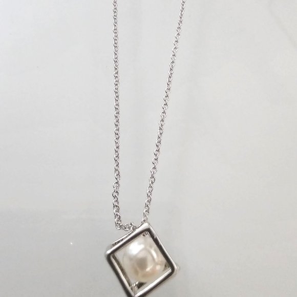 Floating Peal Necklace - Picture 2 of 3